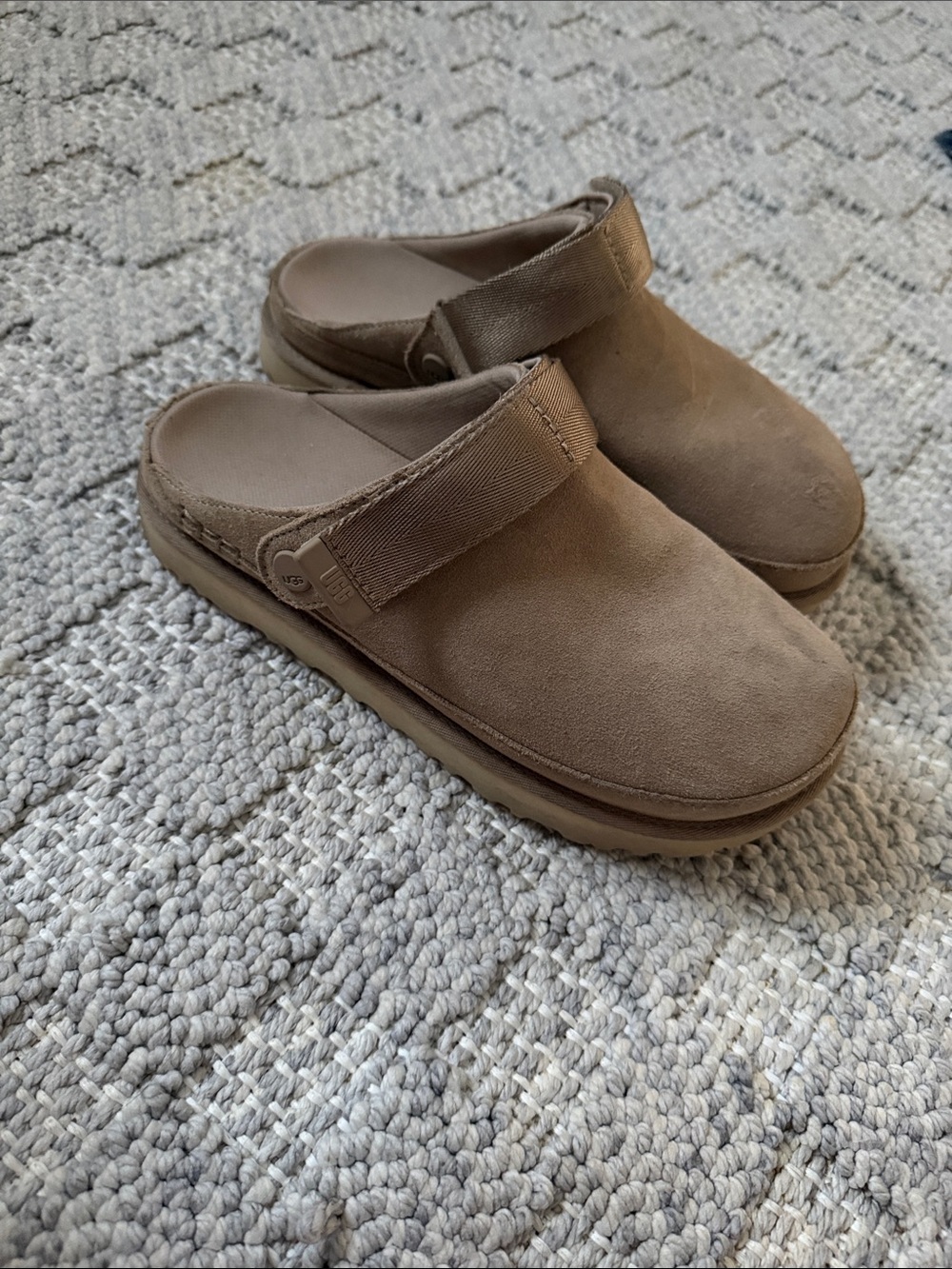 UGG Goldenstar clogs sand colour, women’s size 9